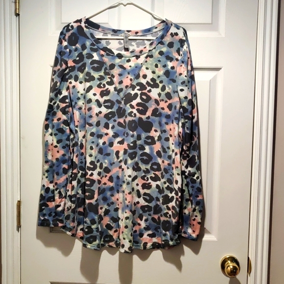 Multi colored leopard print top by honeyme curvy. - Picture 1 of 4